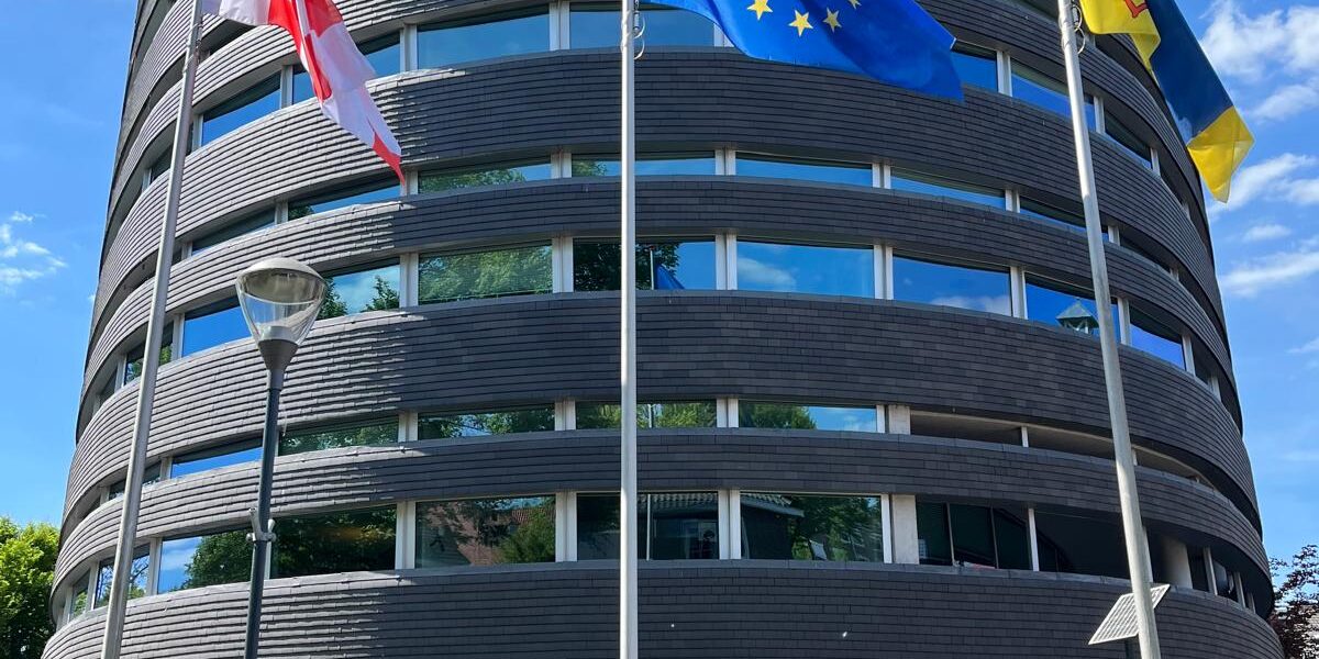 250509 Foto Europese vlag bij Gemeentekantoor. Foto Lucas Muddelhoff